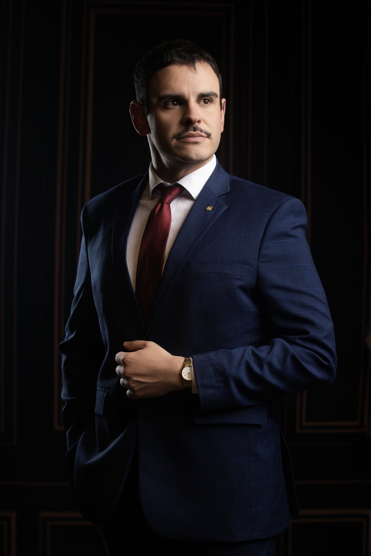 Alberto Finger, advogado empresarial, de terno azul-marinho
