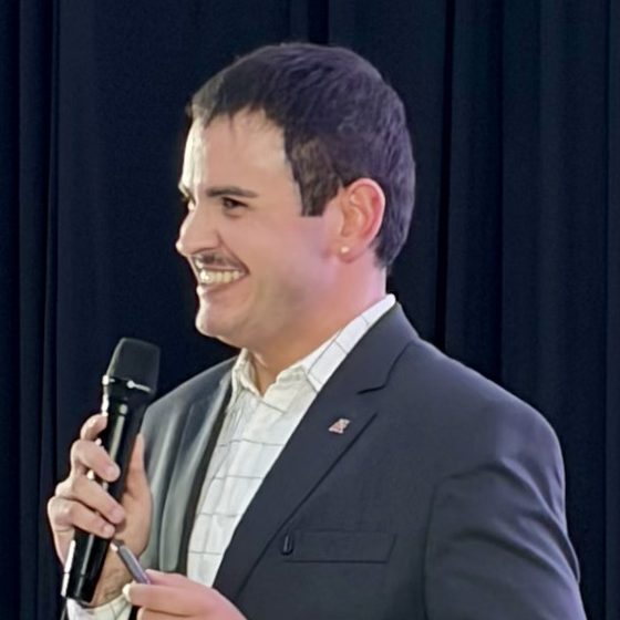 Alberto Finger ao microfone durante a palestra no Esthetic in Santa