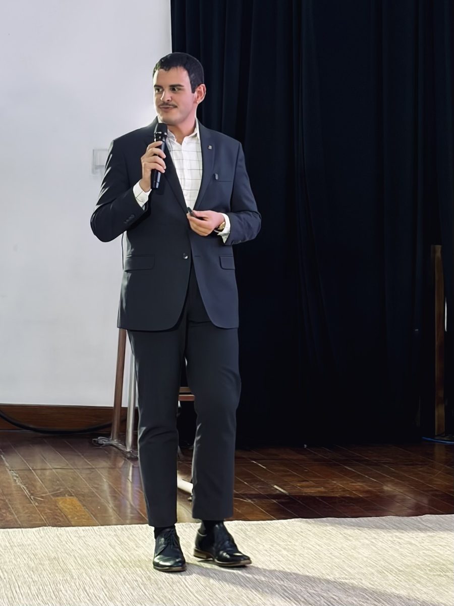 Alberto Finger palestrando no palco do Esthetic in Santa, em Santa Maria